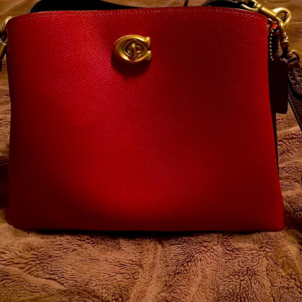 I am selling my new Coach purse it’s medium sized color is burgundy